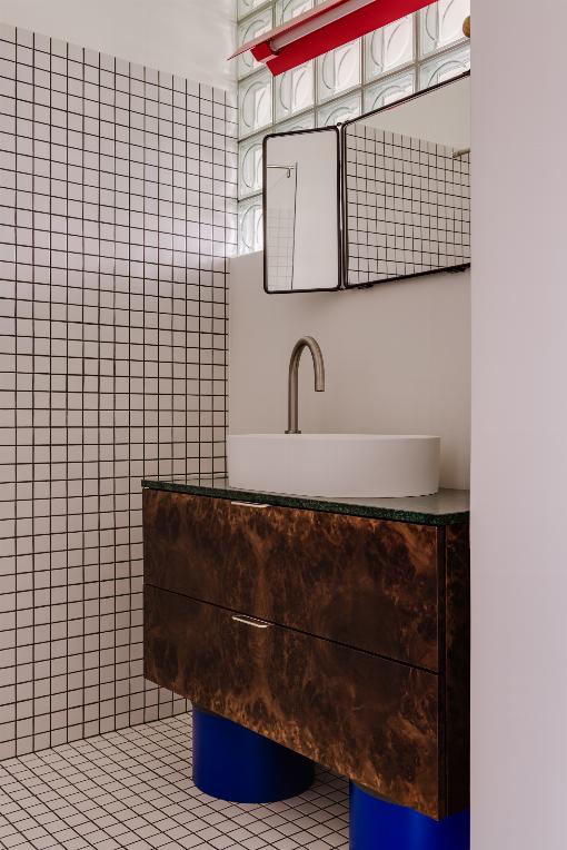 Bild 2: Auch dieses Badezimmer-Schrnkchen wurde mit Nussbaumwurzel-Furnier v...